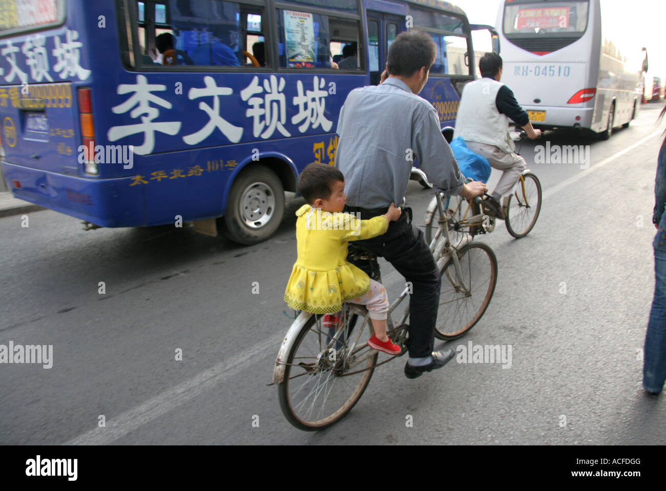 Mann und Kind auf dem Fahrrad in Xi ein China Stockfoto