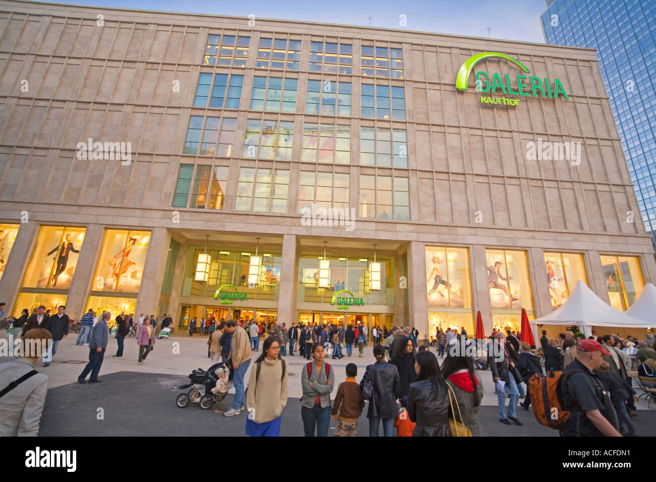 Berlin Alexanderplatz Galeria Kaufhof Lagerhalle wiedereröffnet kann 2006 von den Architekten Josef Paul Kleihues und Jan Kleihues wiederaufzubauen. Stockfoto