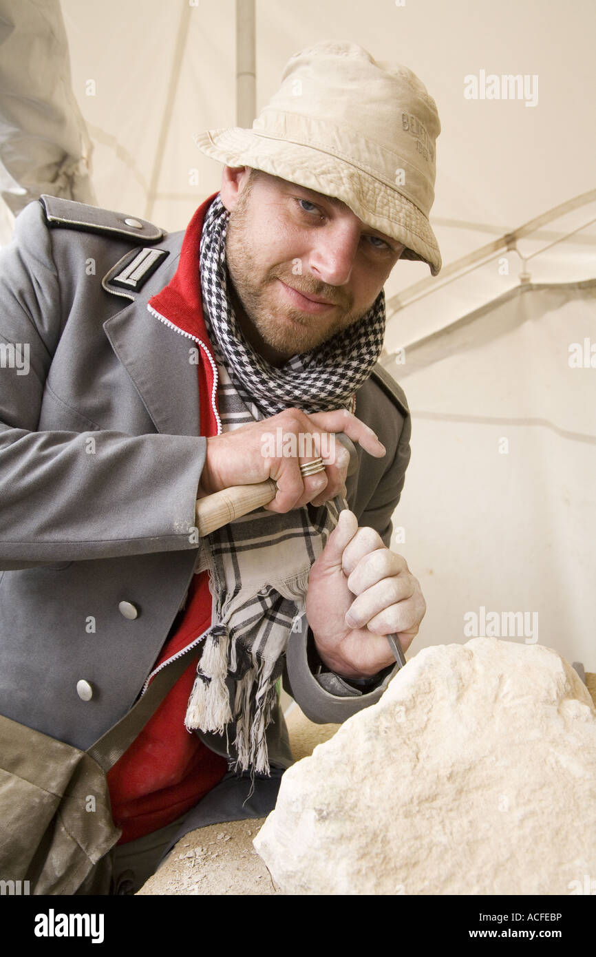 Bildhauer bei der Arbeit im Bereich Handwerk Glastonbury 2007 Stockfoto