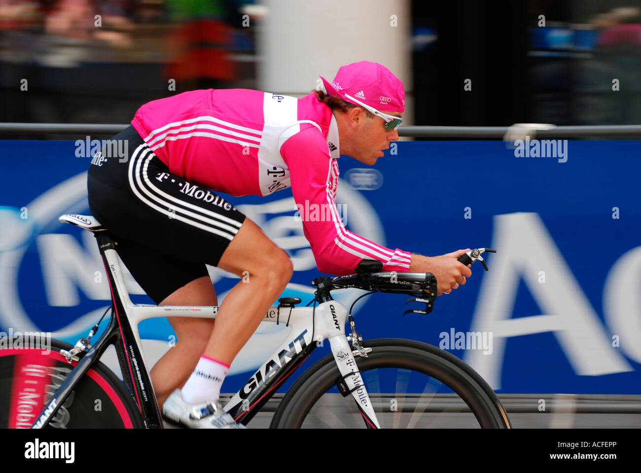 Kim Kirchen Aufwärmen für den Prolog der Tour de France in London 2007 Stockfoto