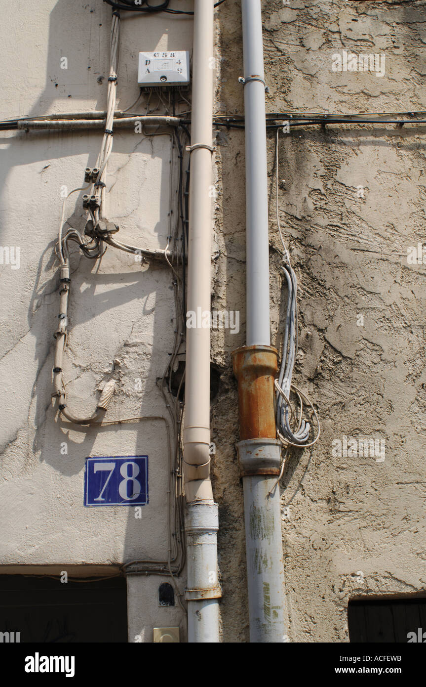 Abflussrohre auf der Außenseite eines Gebäudes in der Altstadt von Montpellier, Südfrankreich Stockfoto