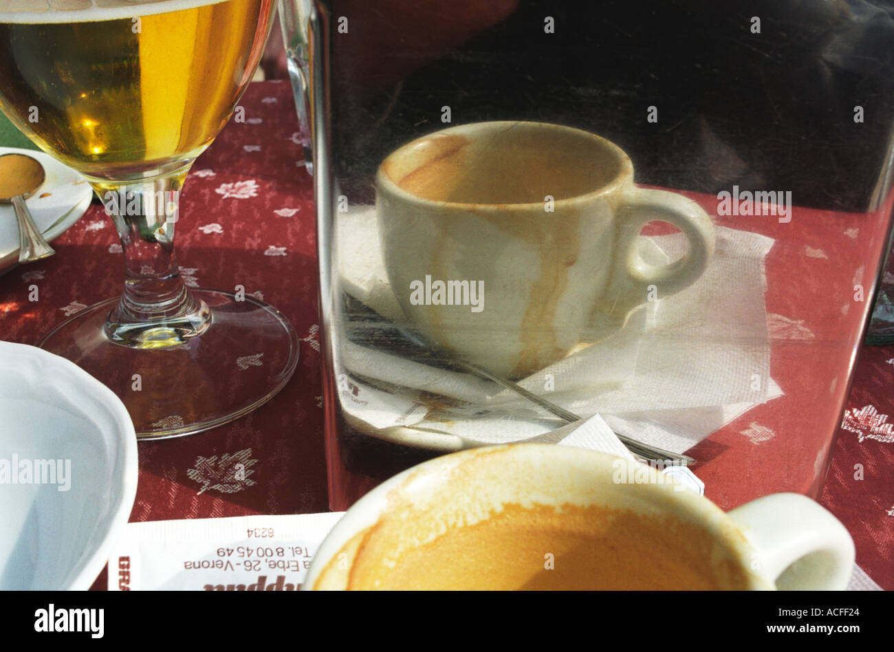 Leere Kaffeetasse und ein Glas Bier am Ende eines Mittagessens Verona Italien Stockfoto