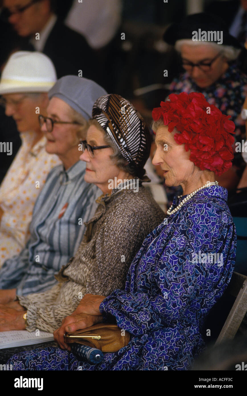 Retro-Mode der 1980er Jahre stilvolle Seniorinnen an einem Tag in der East of England County Show Peterborough Cambridgeshire UK um 1985 HOMER SYKES Stockfoto