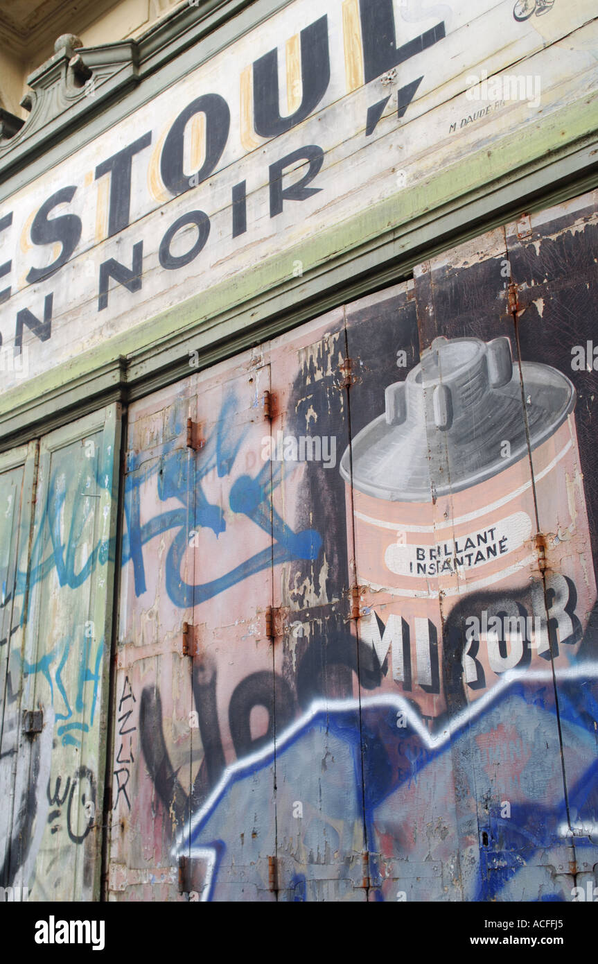 Detail der Fensterläden und Graffiti auf einer alten Chemiker in der Altstadt von Montpellier, Südfrankreich Stockfoto