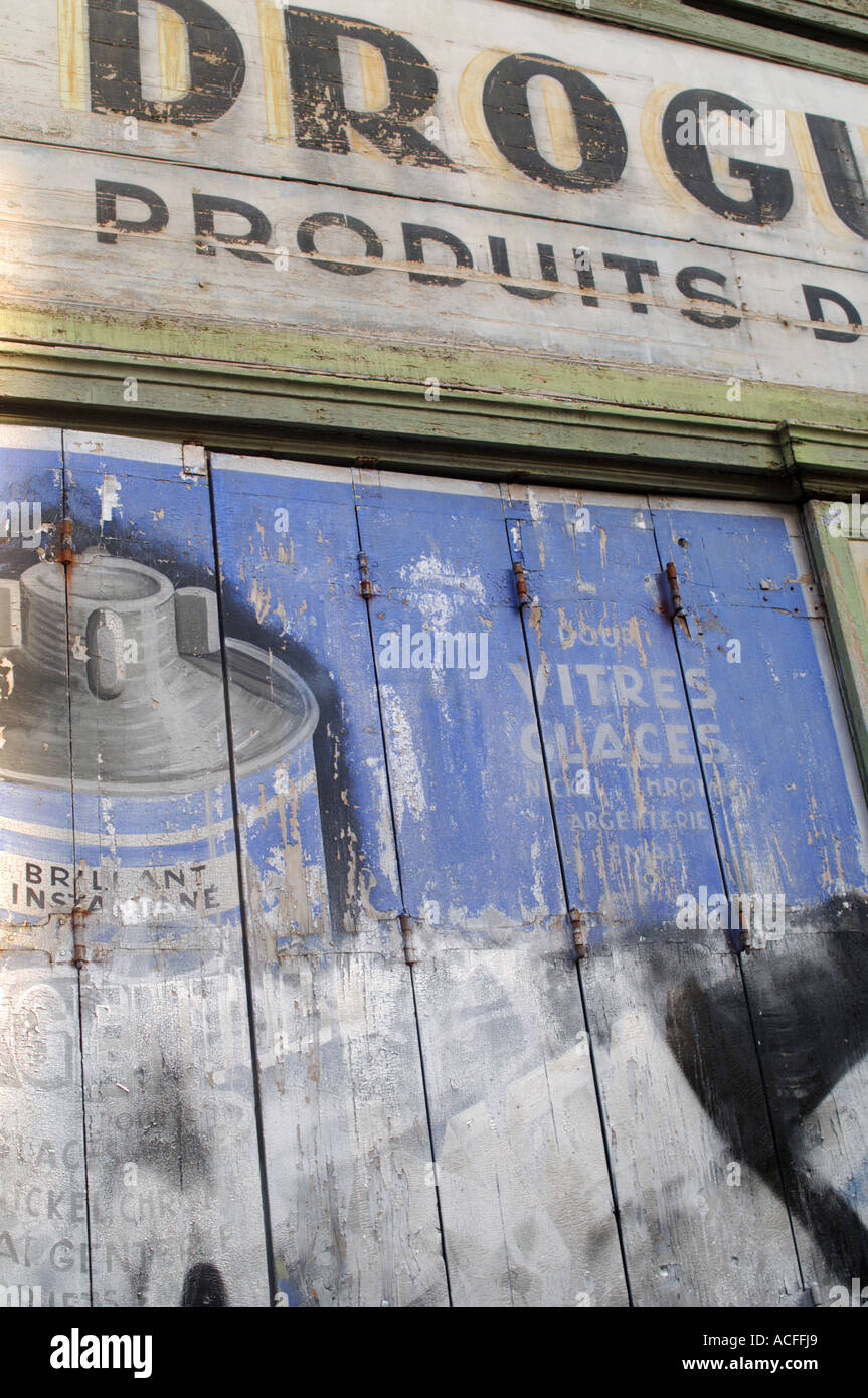 Detail der Fensterläden und Graffiti auf einer alten Chemiker in der Altstadt von Montpellier, Südfrankreich Stockfoto