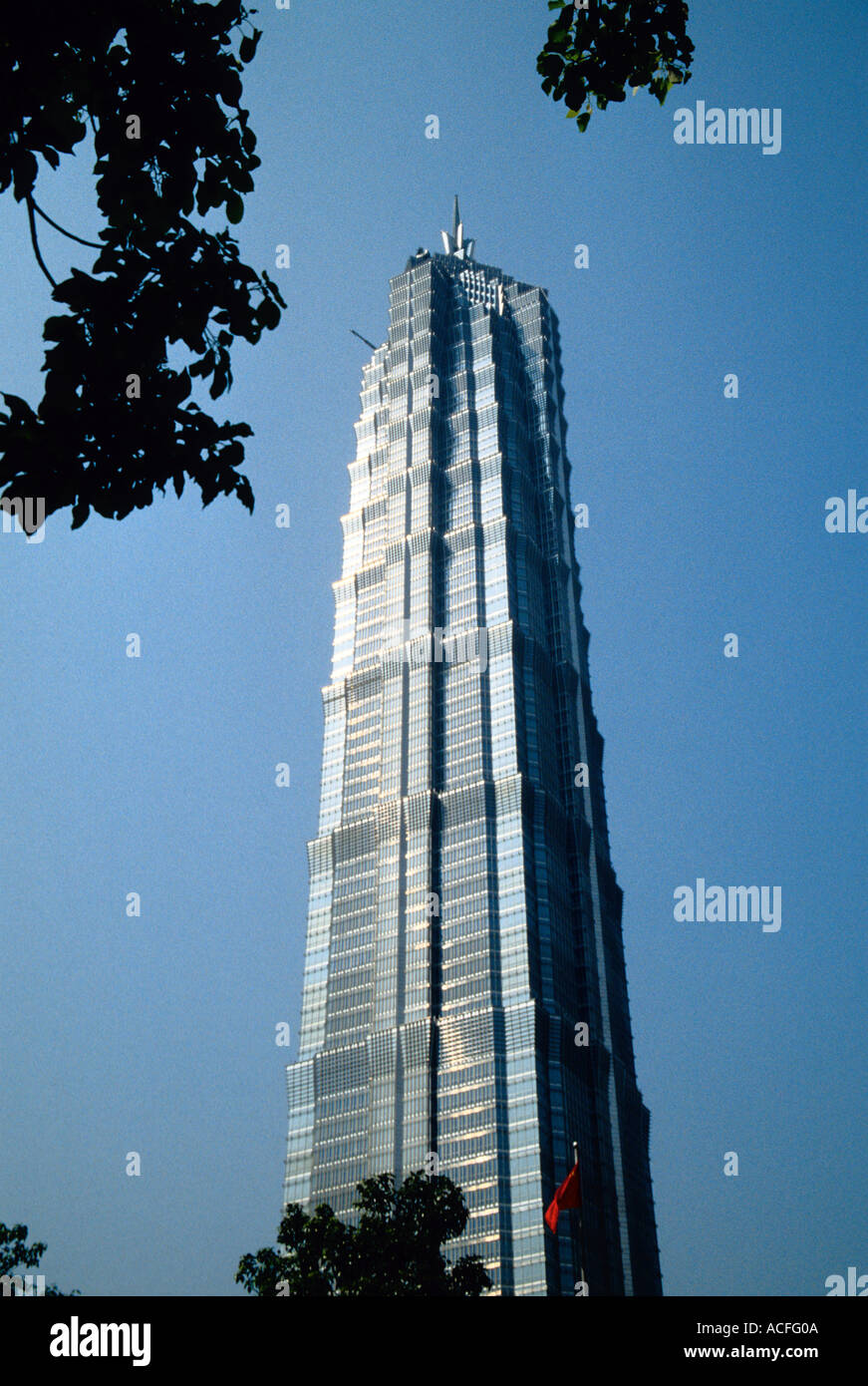 Jin Mao Tower (Golden Wohlstand Gebäude) in Pudong mit weltweit höchste Hotel Grand Hyatt Shanghai Hotel Stockfoto
