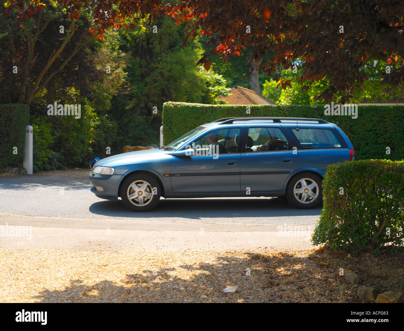 Familie im Auto nach Besuch in Surrey England verlassen Stockfoto