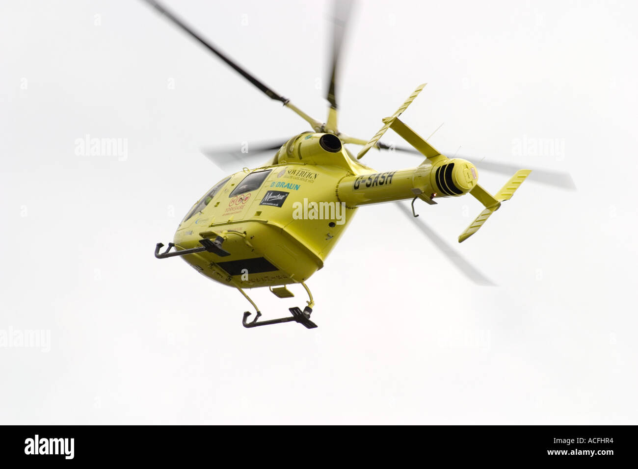 Air Ambulance Helikopter in der Luft verlassen Unfallstelle Stockfoto