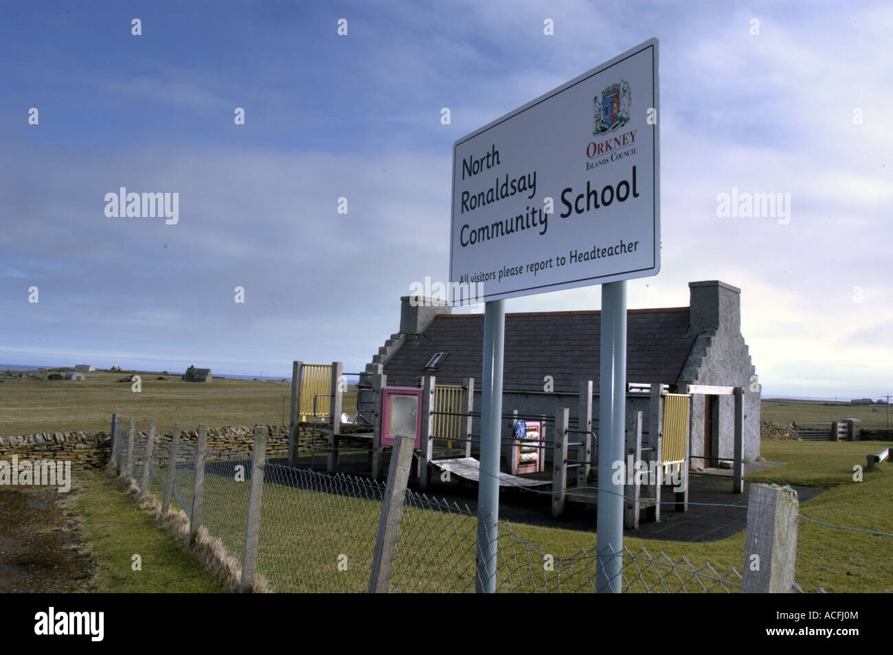 Der Spielplatz der North Ronaldsay Schule auf der Insel Orkney-Schottland Stockfoto