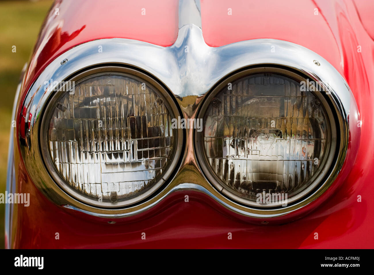 Scheinwerfer auf ein rotes amerikanische Auto Stockfoto