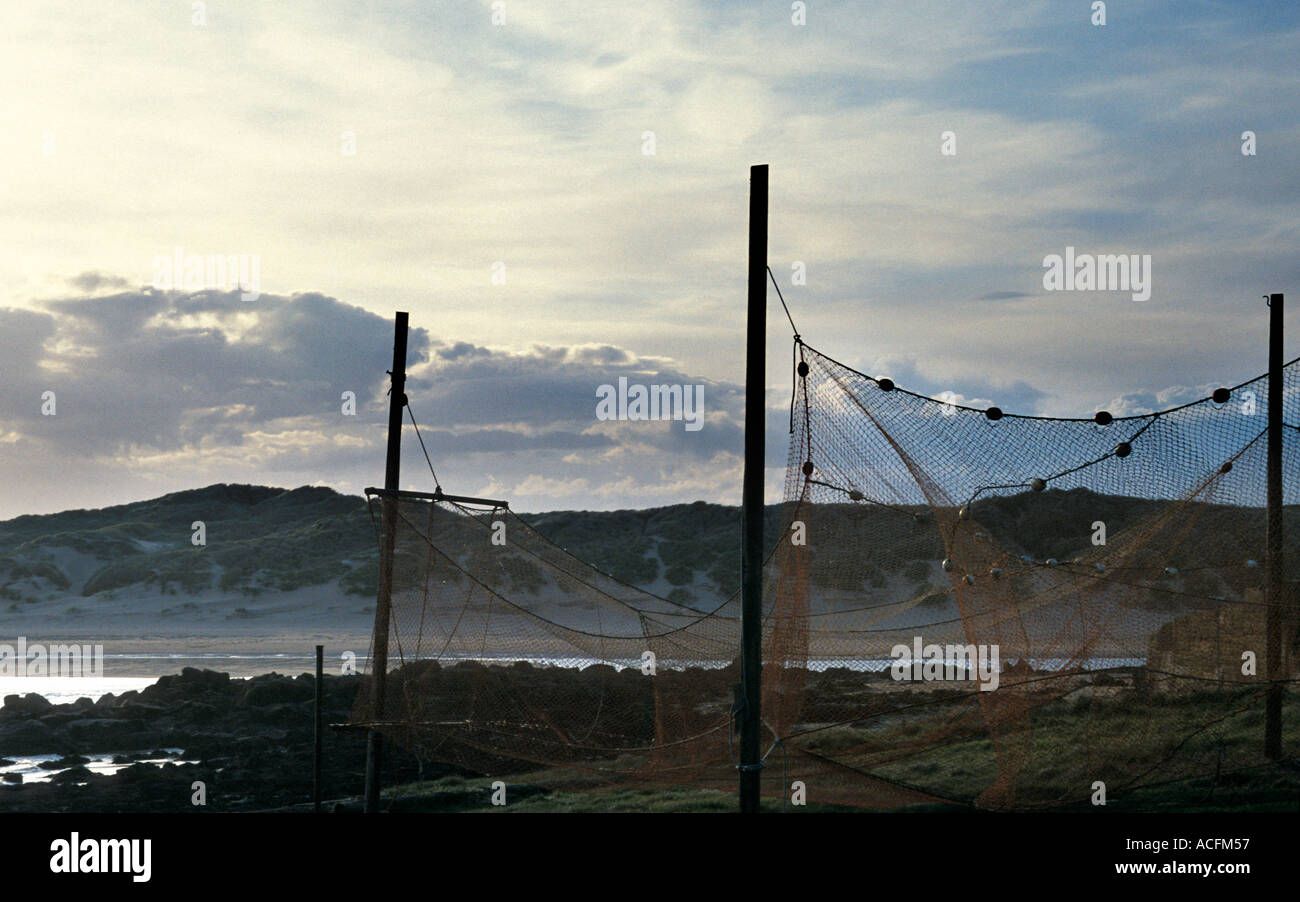 Nord Ost Schottland Küste Fischernetze hängen neben einer Mündung gegen stimmungsvolle Abend Himmel im Querformat Stockfoto