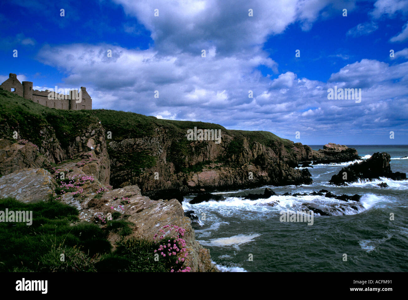 Slains Castle Cruden Bay nördlich von Aberdeen mit Steilküsten und blauer Himmel-Querformat Stockfoto