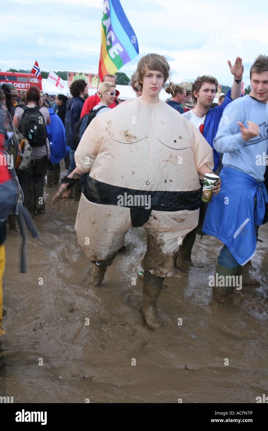 Junger Mann gekleidet wie ein Sumo-Ringer beim Glastonbury Music Festival 2007. Stockfoto