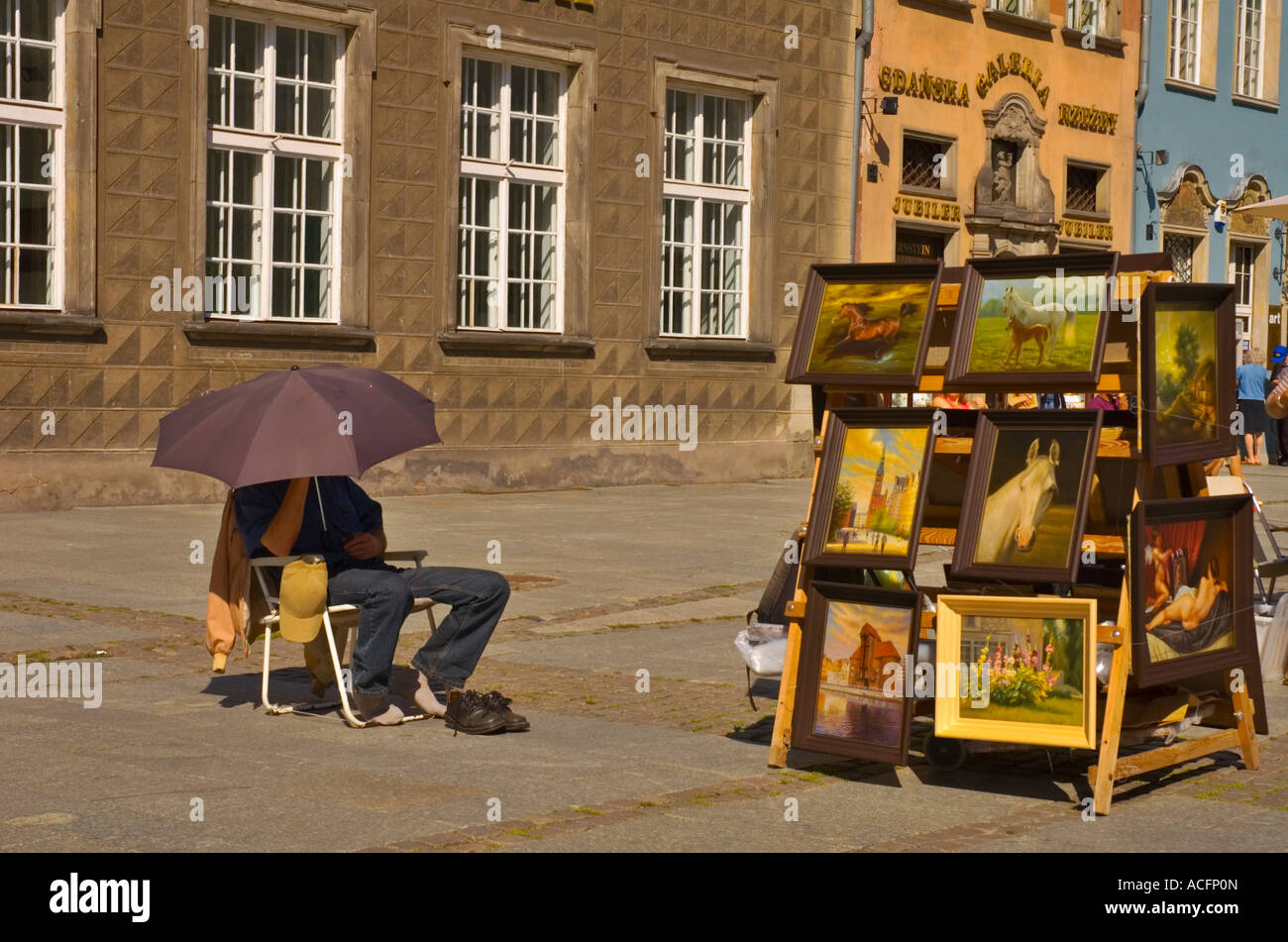 Kunst-Verkäufer versteckt sich vor der Sonne in Glowne Miasto Gdansk Polen Mitteleuropa Stockfoto