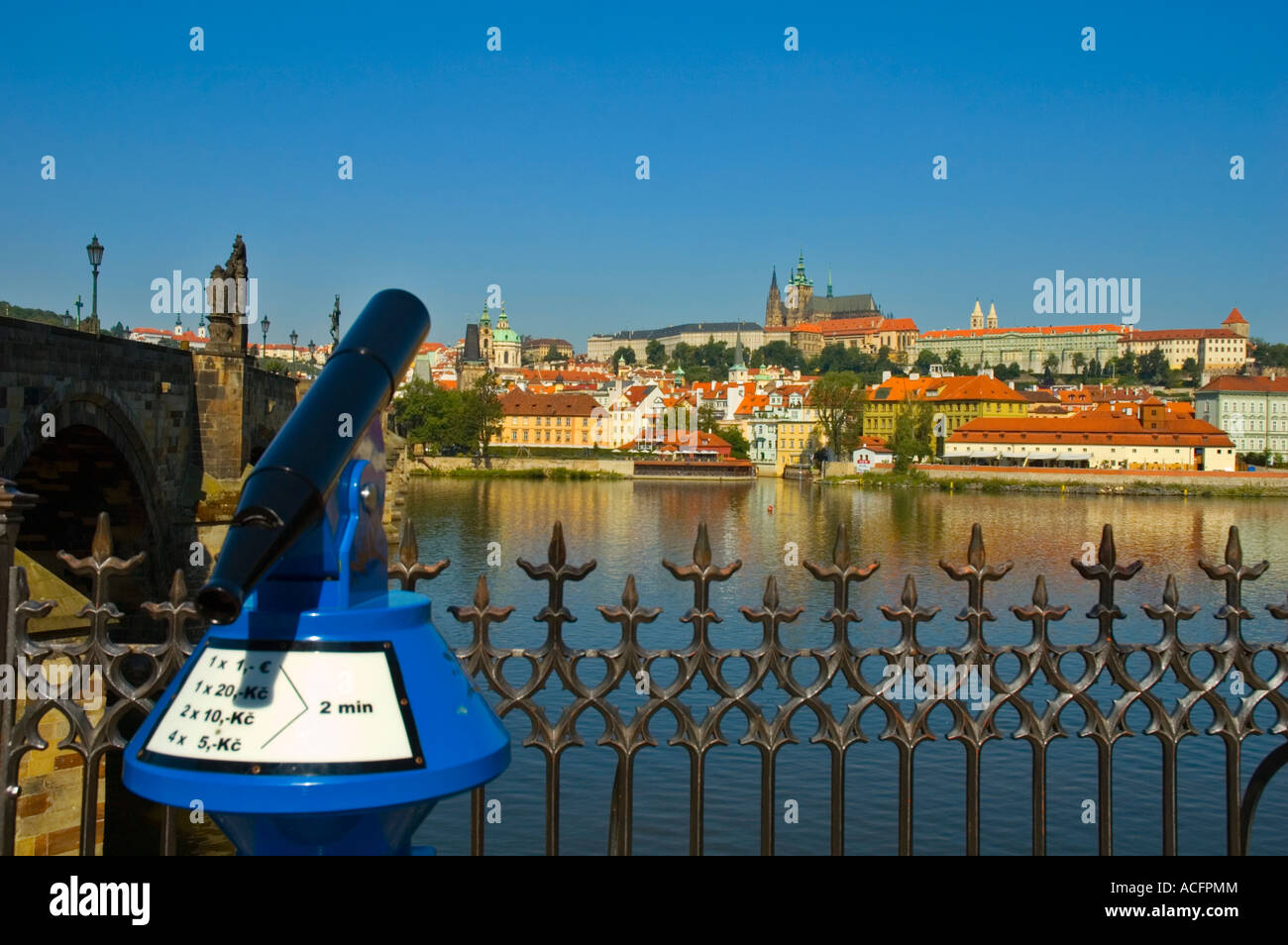 Fernglas mit Blick auf Moldau in Richtung Mala Strana und Schloss in Mitteleuropa Prag Tschechische Republik Stockfoto