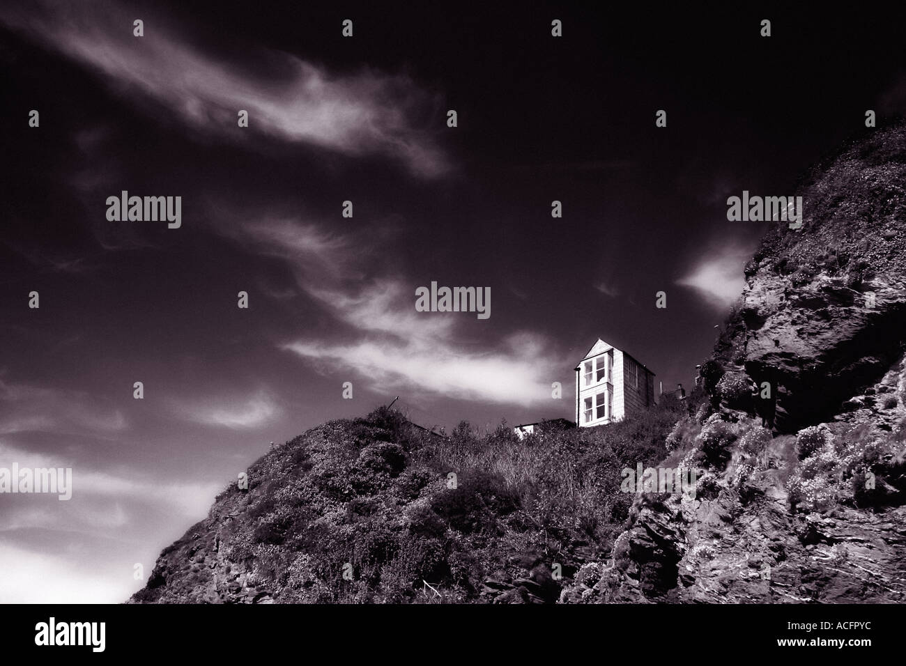 Foto von einem weißen Haus auf Felsen Stockfoto