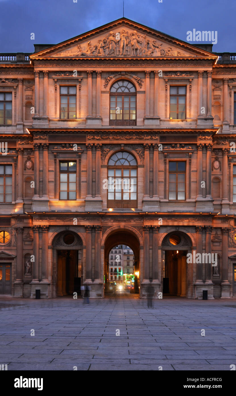 Nordseite des Cour Carrée in der Abenddämmerung, Paris, Frankreich Stockfoto