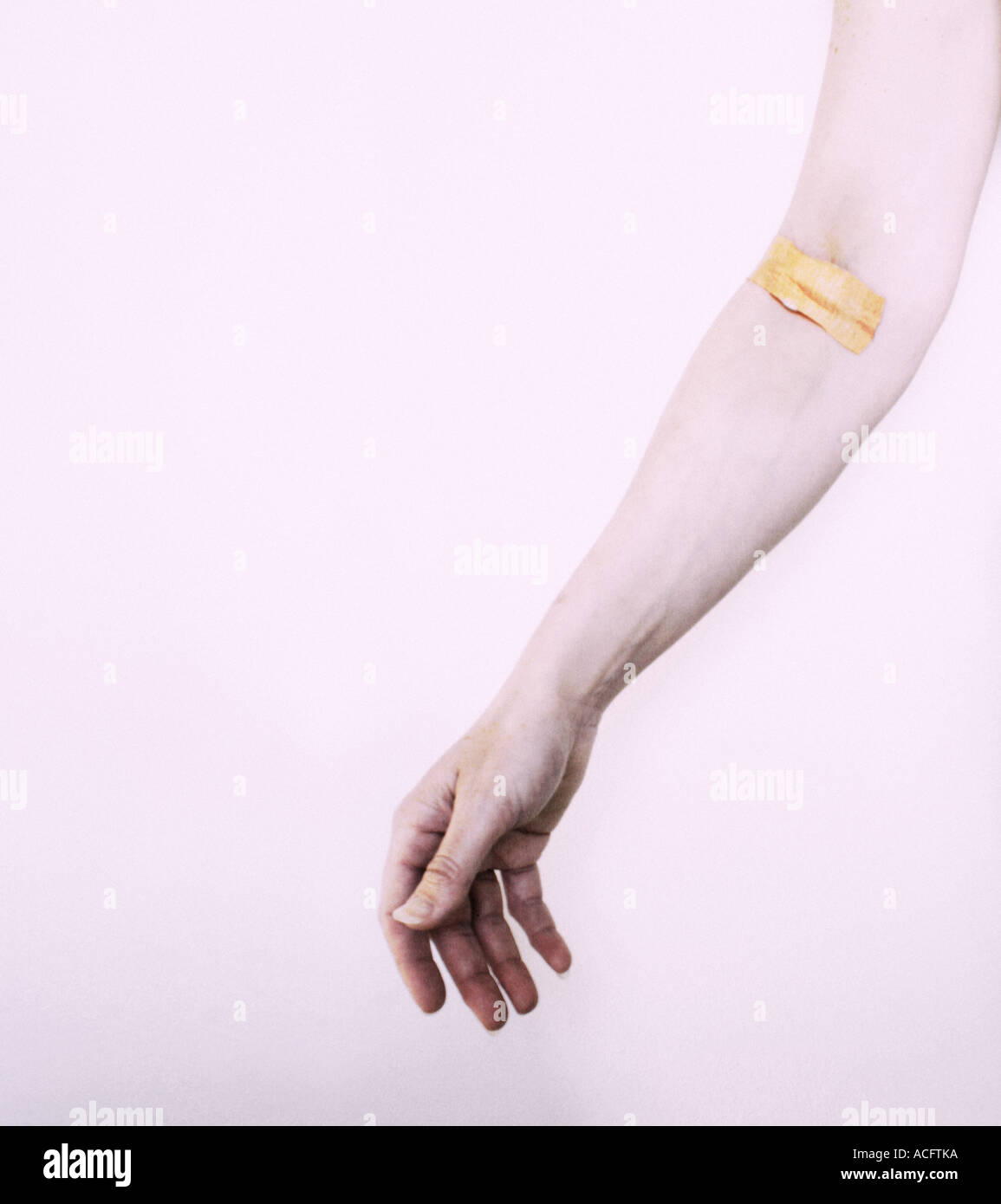 Foto von einem blassen weiblichen Arm mit einem Pflaster Stockfoto
