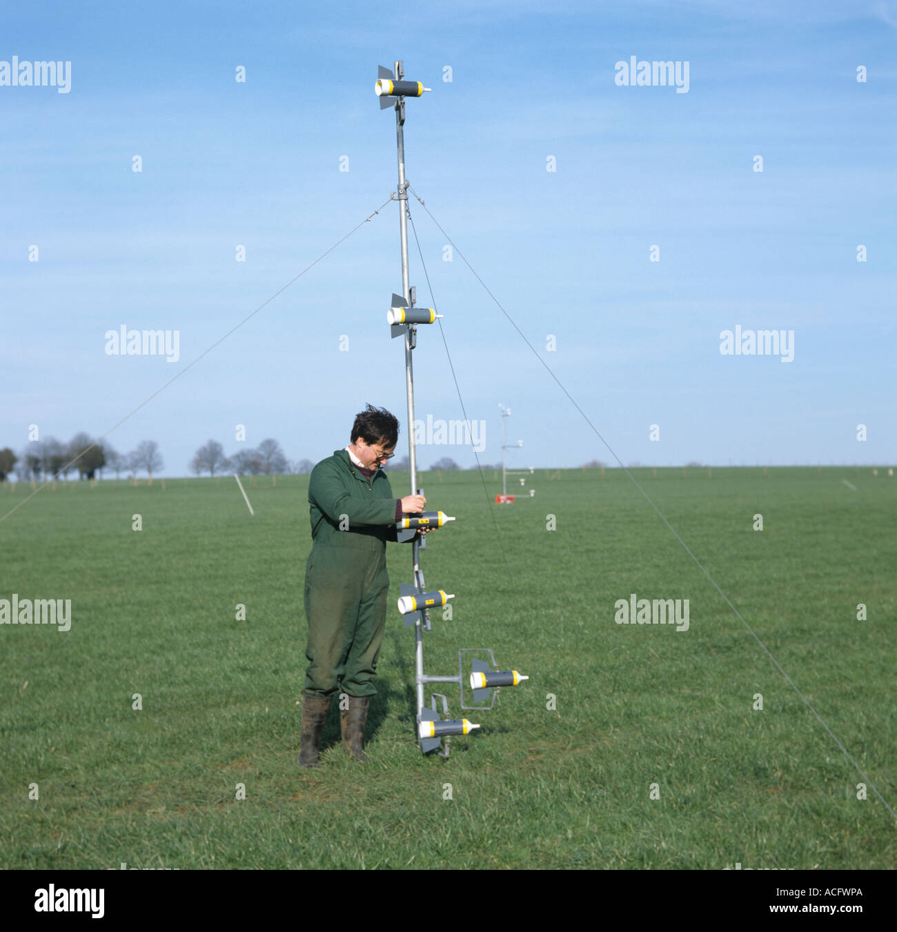 Forschung-Techniker mit Mast, um Proben in verschiedenen Höhen zu sammeln, Ammoniak zu messen Stockfoto