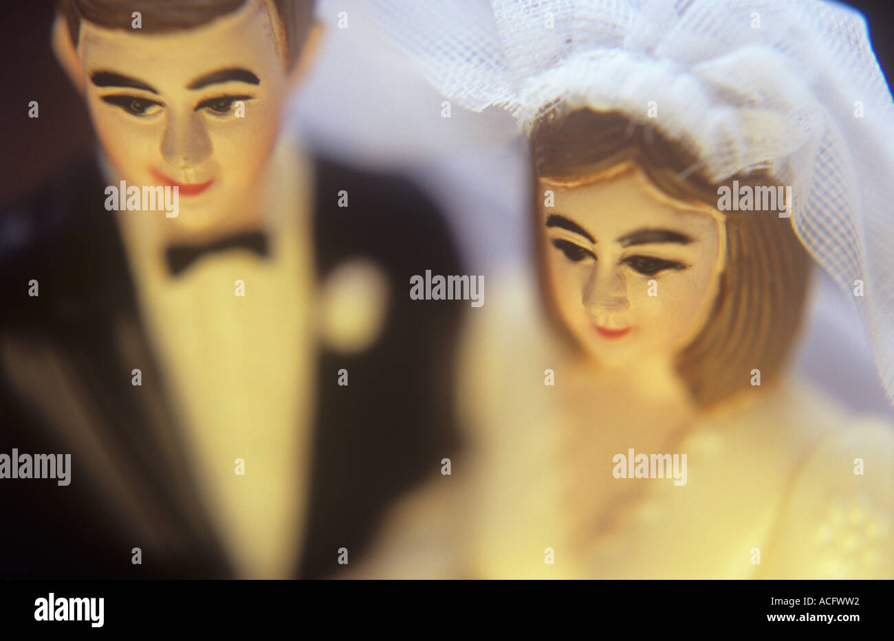 Nahaufnahme in warmen goldenen Licht der Kunststoff Miniaturmodell von Mann und Frau in voller Hochzeitskleidung heiraten Stockfoto
