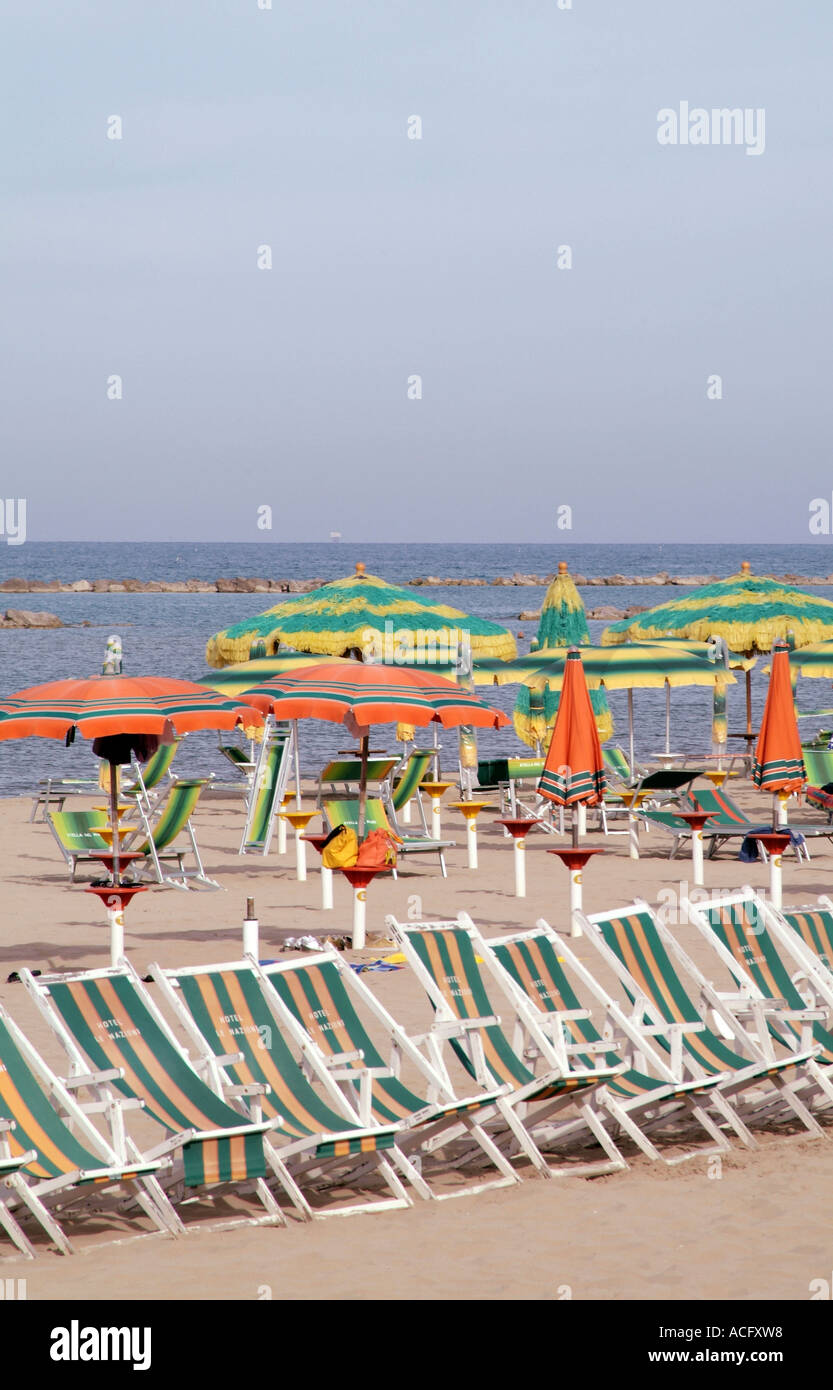 Deck Stuhle Am Strand In Pescara Suden Italien Sonne Schatten Regenschirme Entspannen Relaxen Auf Sand Urlaub Ryana Stockfotografie Alamy