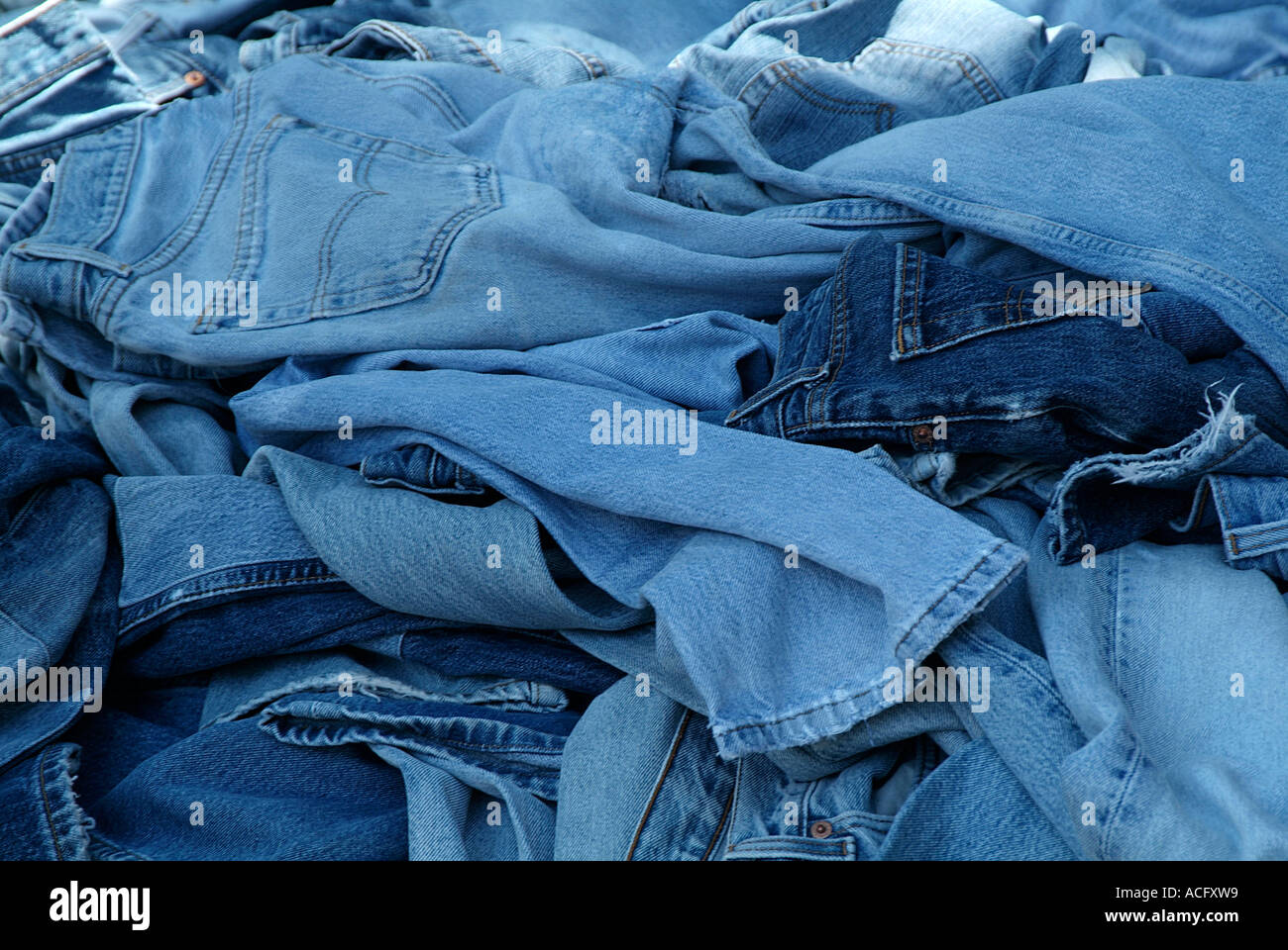 Denim, Jeans, Material, blau, Stoff, Baumwolle, gefärbt, Arbeit,  Verschleiß, Hosen, Mode Stockfotografie - Alamy