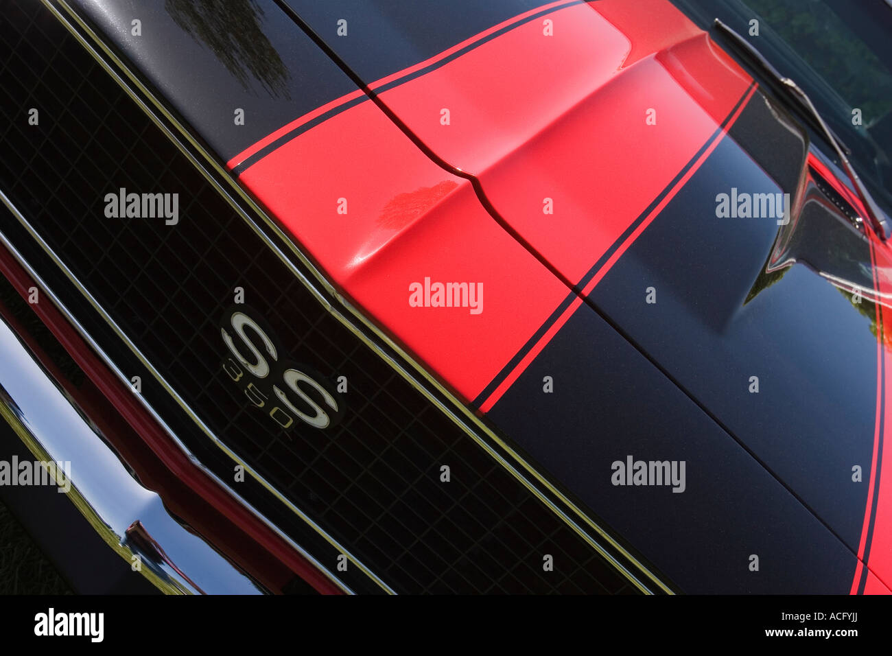 Rote und schwarze Streifen gemalt auf der Motorhaube des 1967 Chevrolet Camaro SS 350 Oldtimer mit der Treiber-Seite-Scheibenwischer Stockfoto