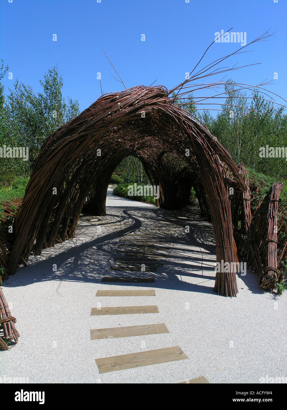 Riesige Tunnel hergestellt aus geflochtenen Weiden Danfoss Universe Seince Theeme Park bei Nordborg Als Denmark Stockfoto