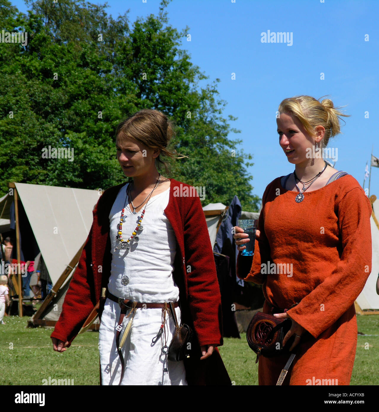 zwei Viking Jungfrauen bei Viking Messe in Jütland Dänemark Stockfoto