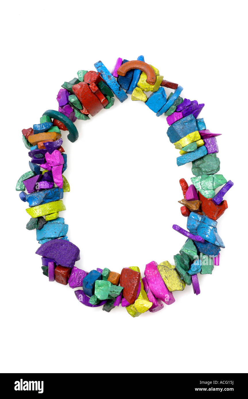 Buchstabe O aus bunten, texturierten Magnetsteinen. Helle Mosaik-Alphabet-Schrift isoliert auf weißem Hintergrund für Design-Asset Stockfoto