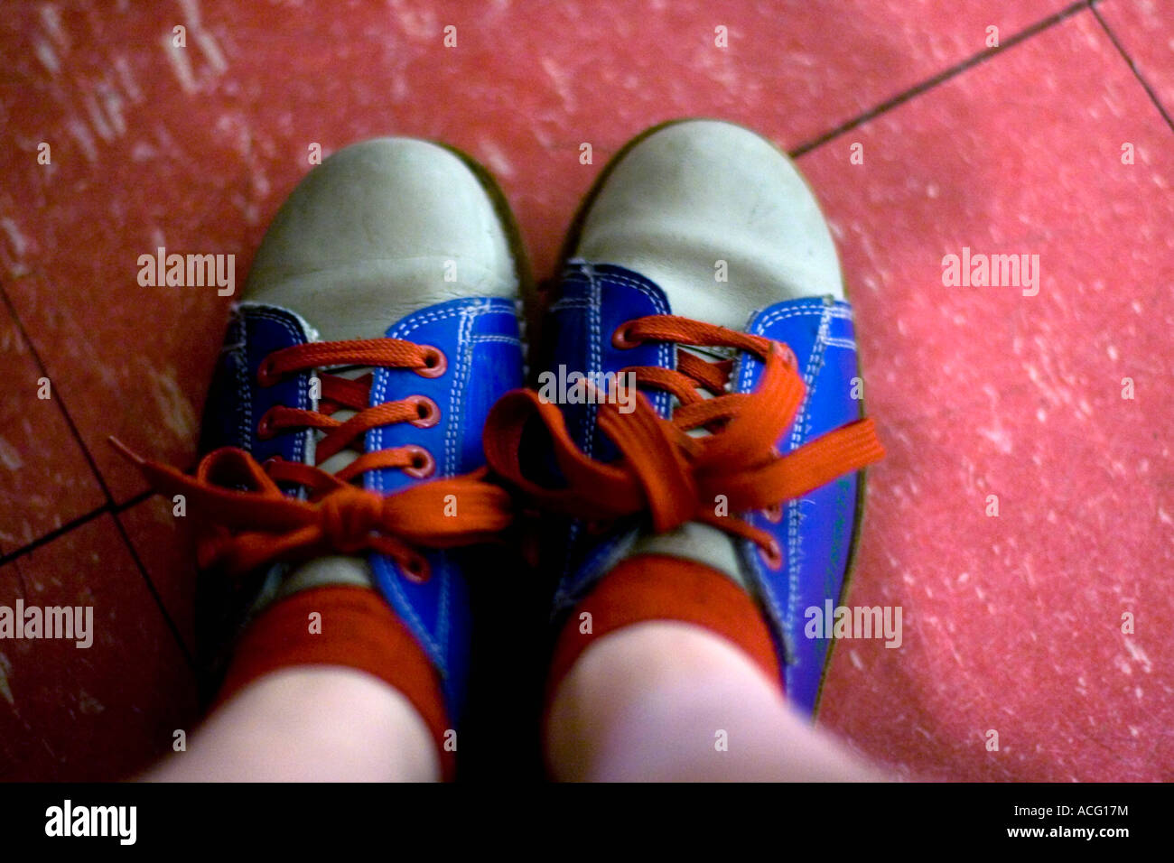 Bunte Bowling-Schuhe auf einer jungen Dame Stockfoto