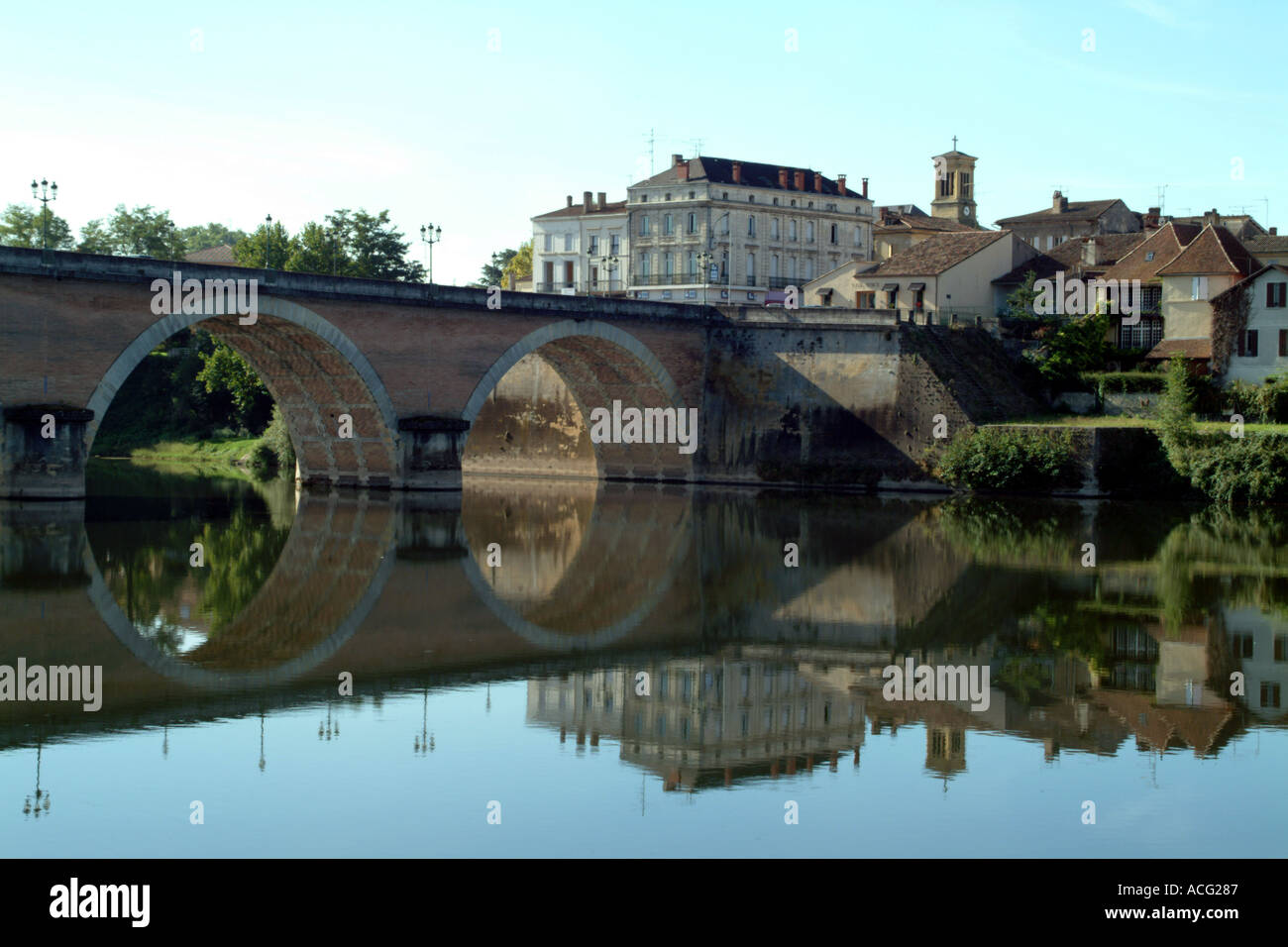 Fluss Dordogne übergibt die Weinstadt von Bergerac, Frankreich Stockfoto