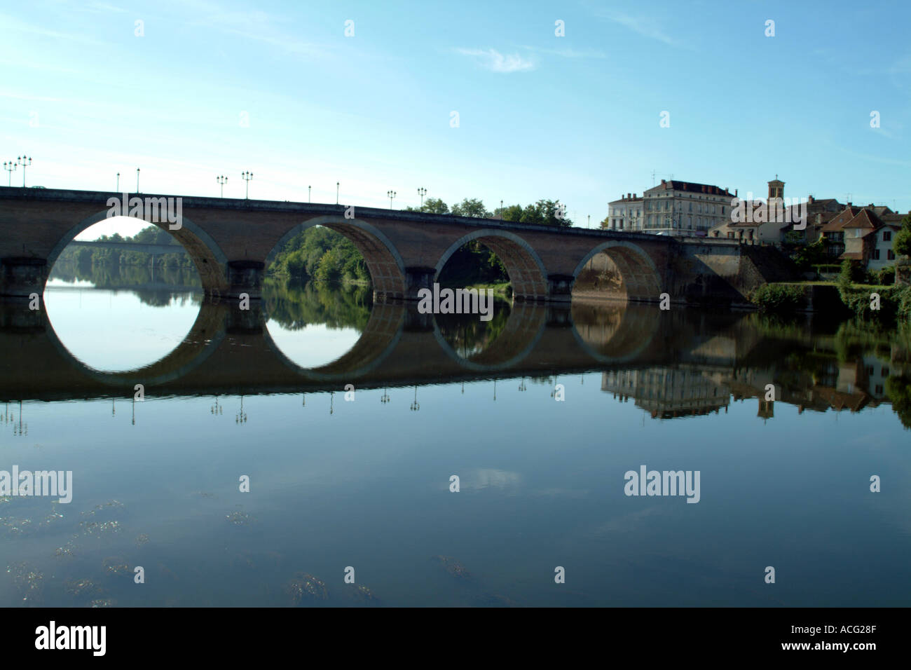 Fluss Dordogne übergibt die Weinstadt von Bergerac, Frankreich Stockfoto