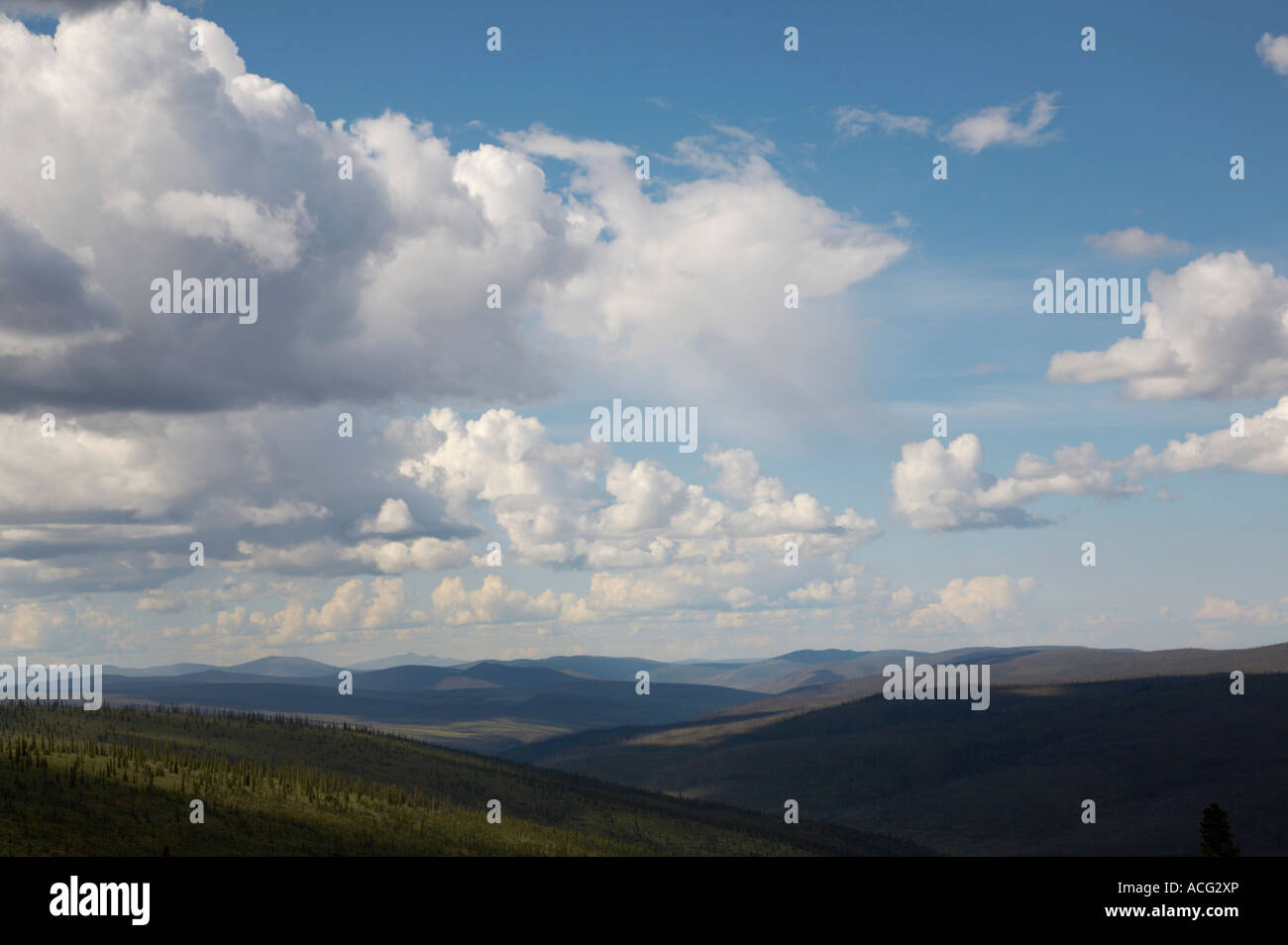Wolken über den Bergen über den Taylor Highway in Alaska Stockfoto