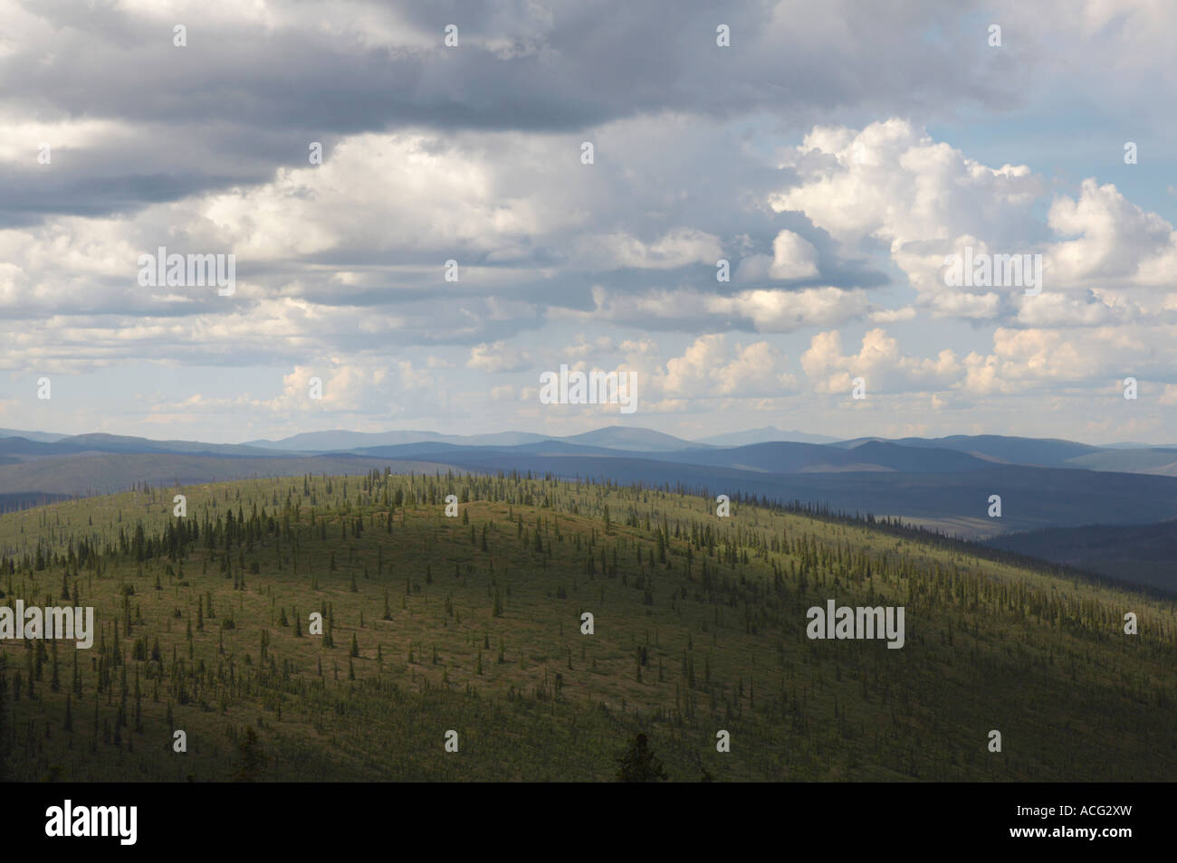 Wolken über den Bergen über den Taylor Highway in Alaska Stockfoto