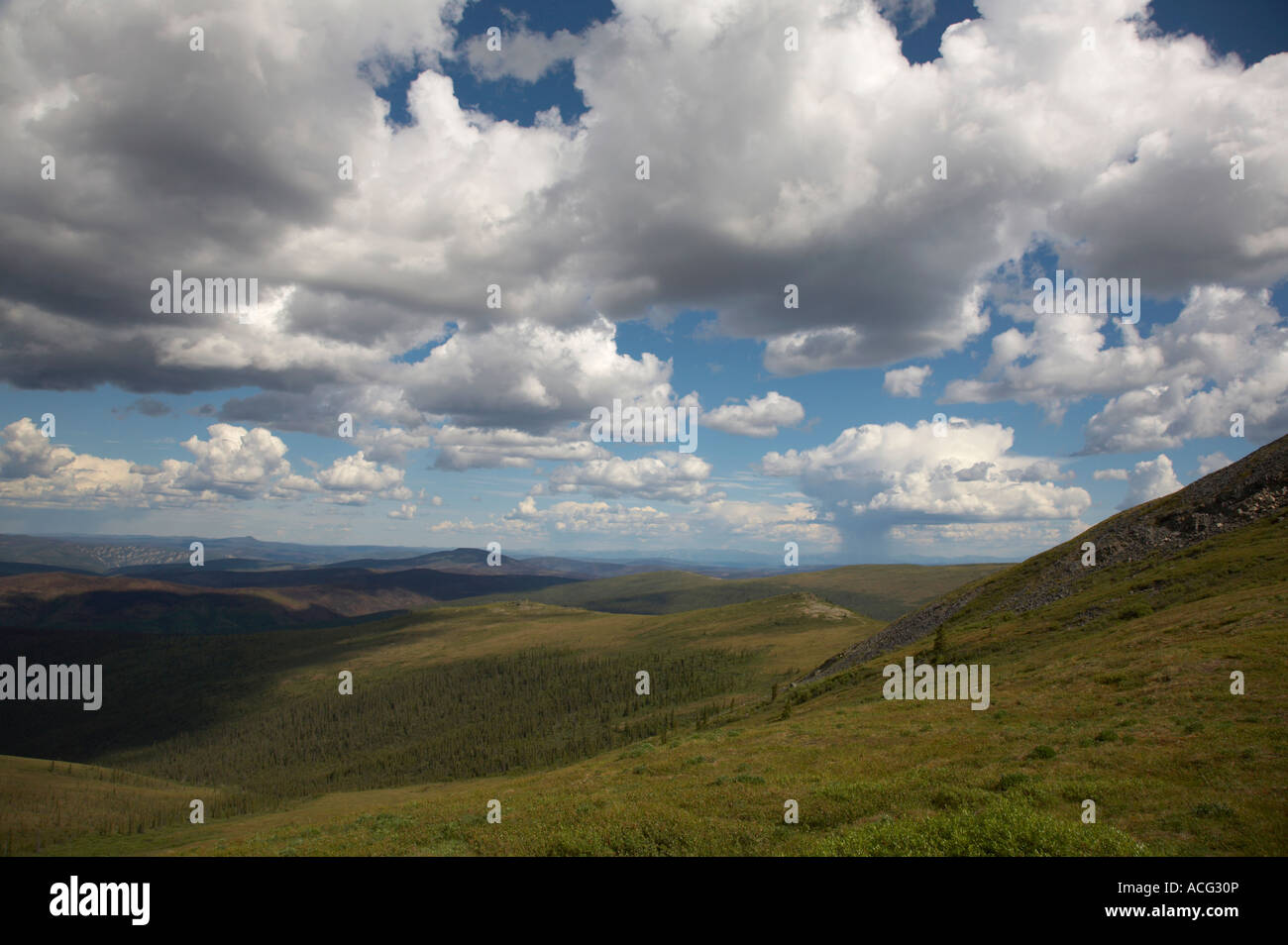 Wolken über den Bergen über den Taylor Highway in Alaska Stockfoto