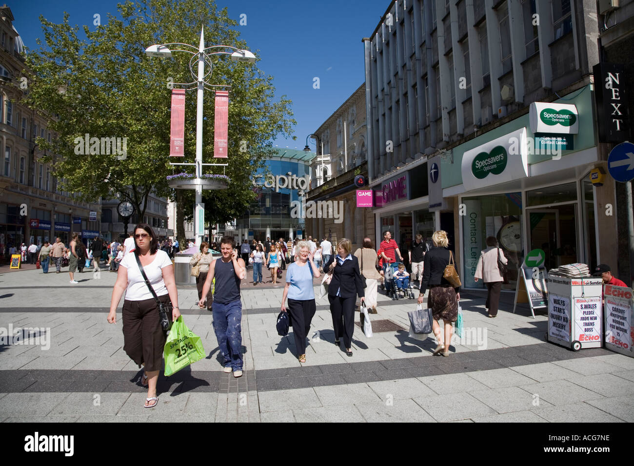 Menschen in der belebten Fußgängerzone einkaufen Straße Cardiff Wales UK Stockfoto