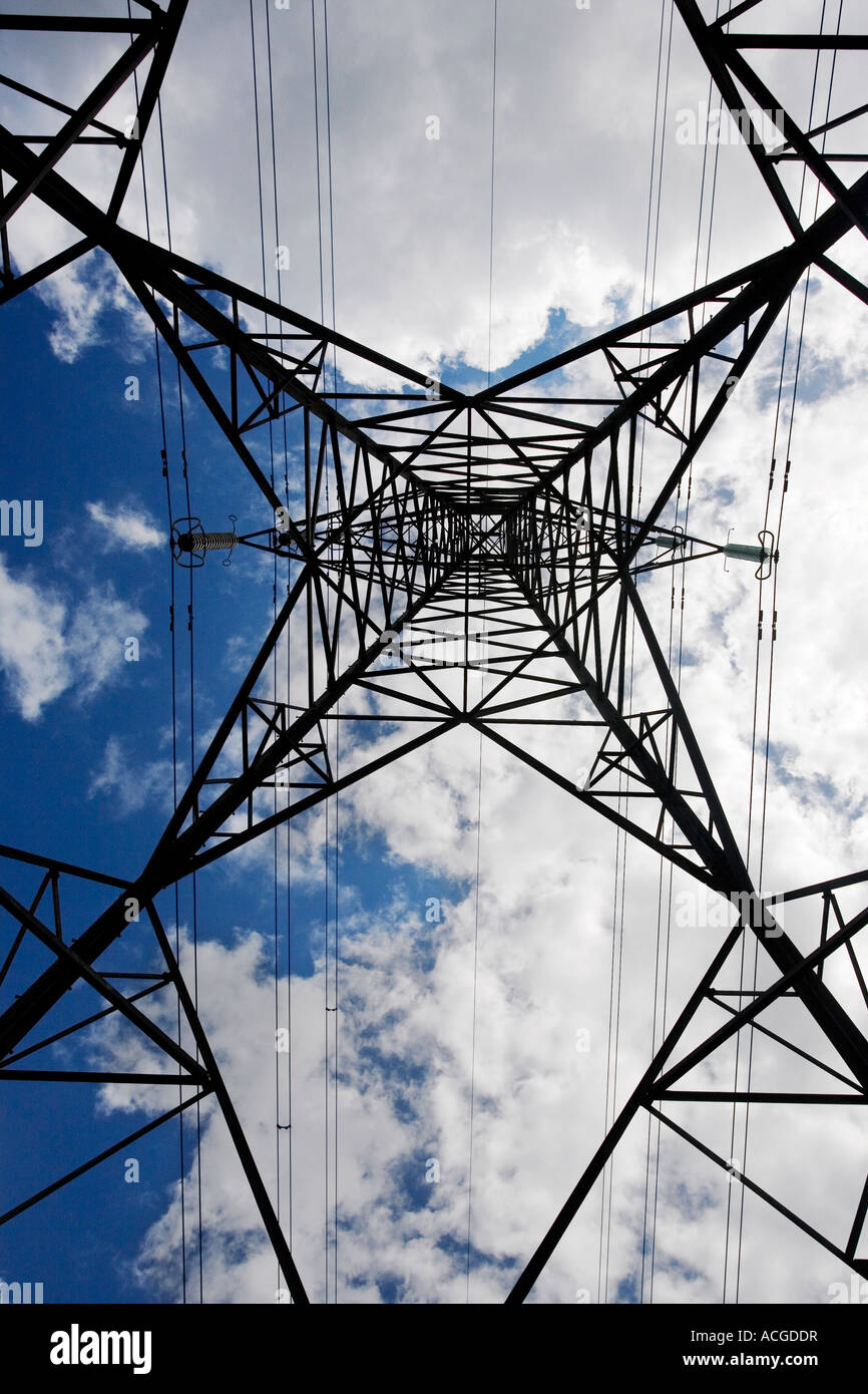 Strom-Pylon-Abstract gegen blauen Himmel und Wolken Stockfoto