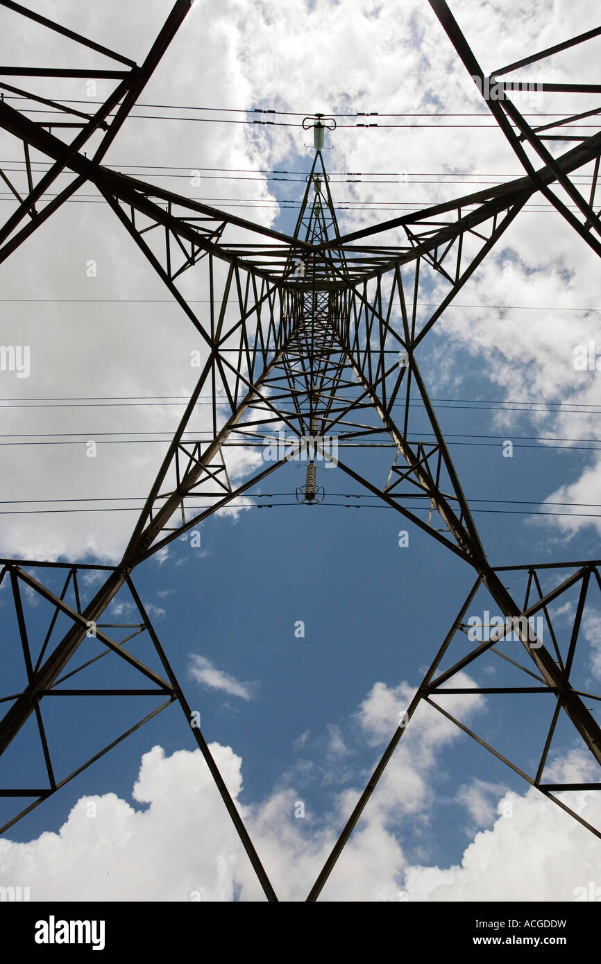 Strom-Pylon-Abstract gegen blauen Himmel und Wolken Stockfoto