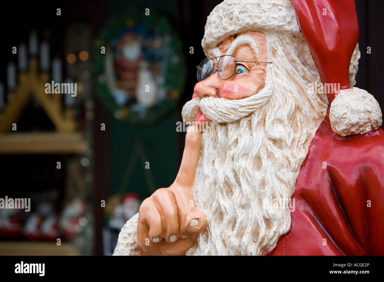 Weihnachtsmann Figur außerhalb der Weihnachtsshop in Gloucestershire Stadt von Lechlade auf Themse. Cotswolds, UK Stockfoto