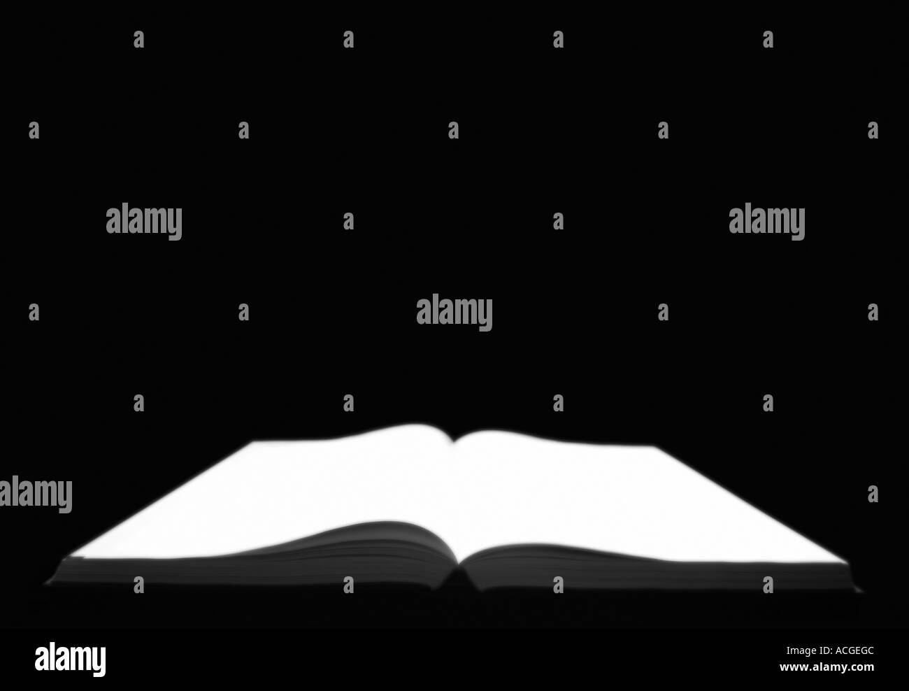 Landschaft-Schuss von aufgeschlagenes Buch mit weißen Seiten auf schwarzem Hintergrund Stockfoto