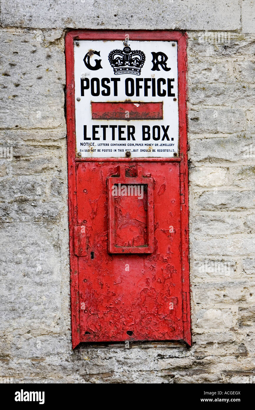 Alte englische Briefkasten in der Wand des Lechlade Postamt. Lechlade auf Themse, Cotswolds, Gloucestershire, UK Stockfoto