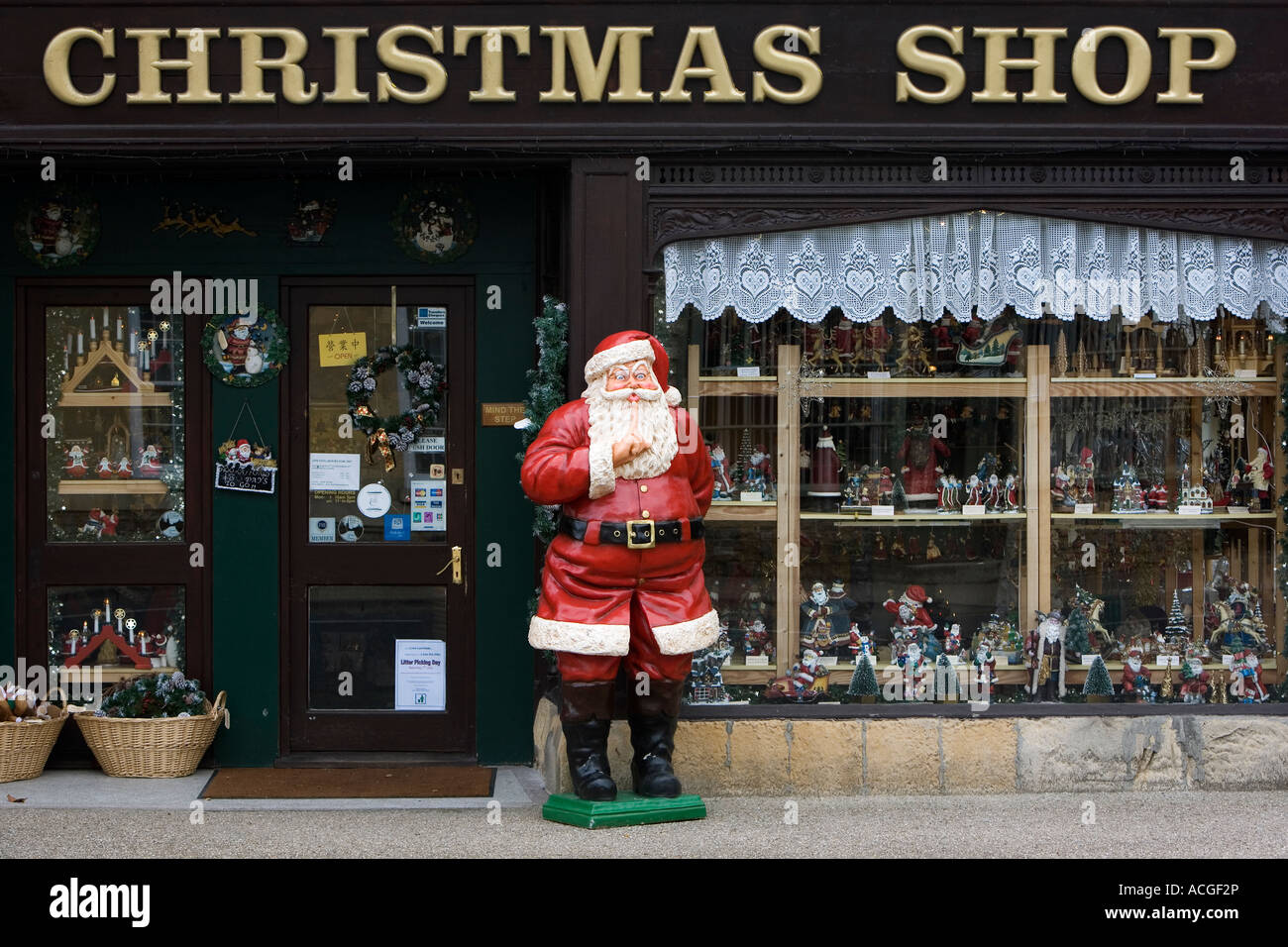 Weihnachtsmann Figur außerhalb der Weihnachtsshop in Lechlade on Thames, Gloucestershire, England Stockfoto