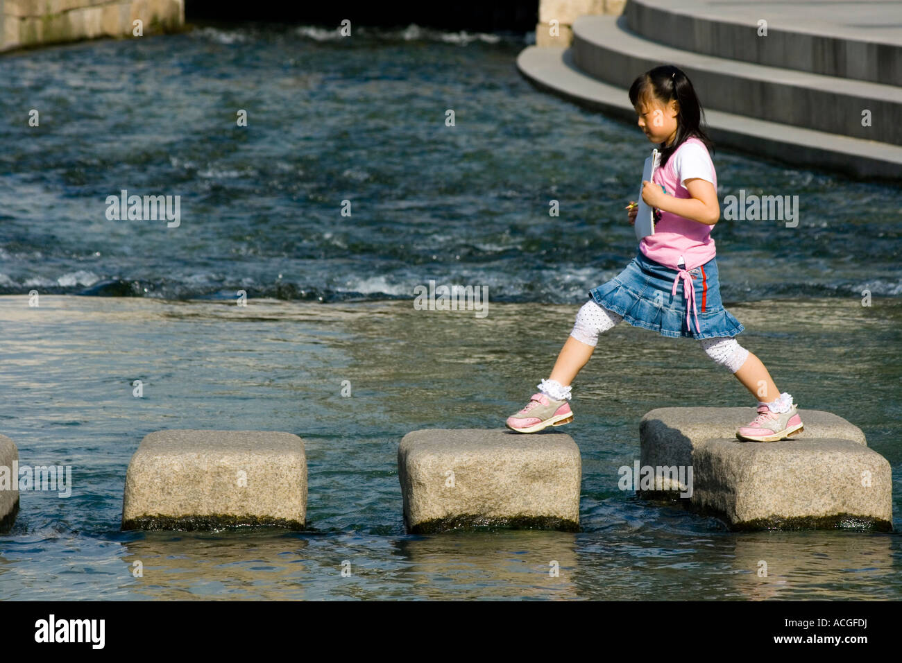 Junge Koreanerin Kreuzung Cheonggyecheon oder Cheonggye Stream Seoul Südkorea Stockfoto