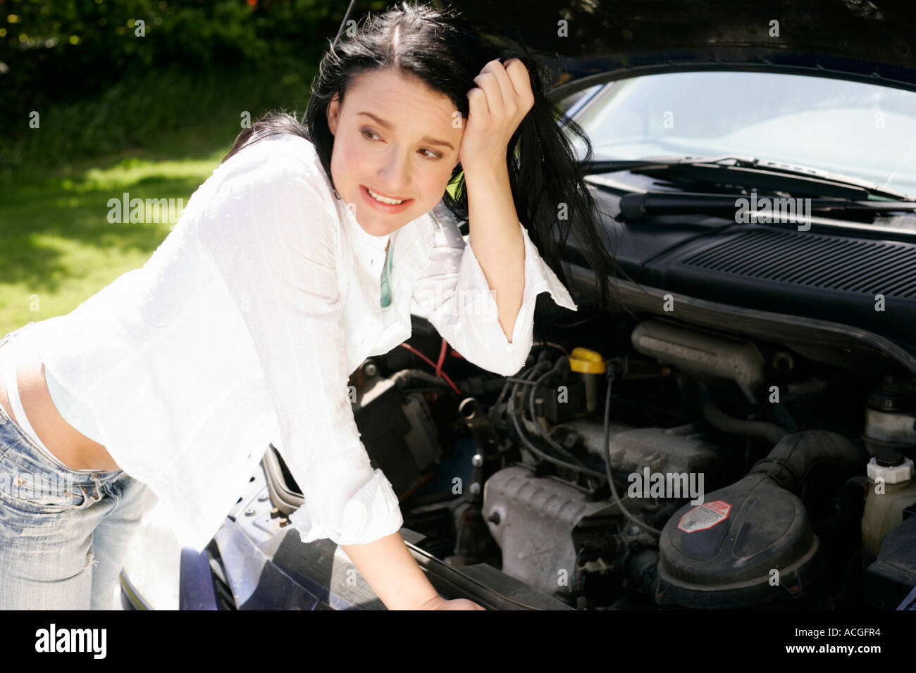 Besorgt Mädchen mit aufgeschlüsselt Auto Stockfoto