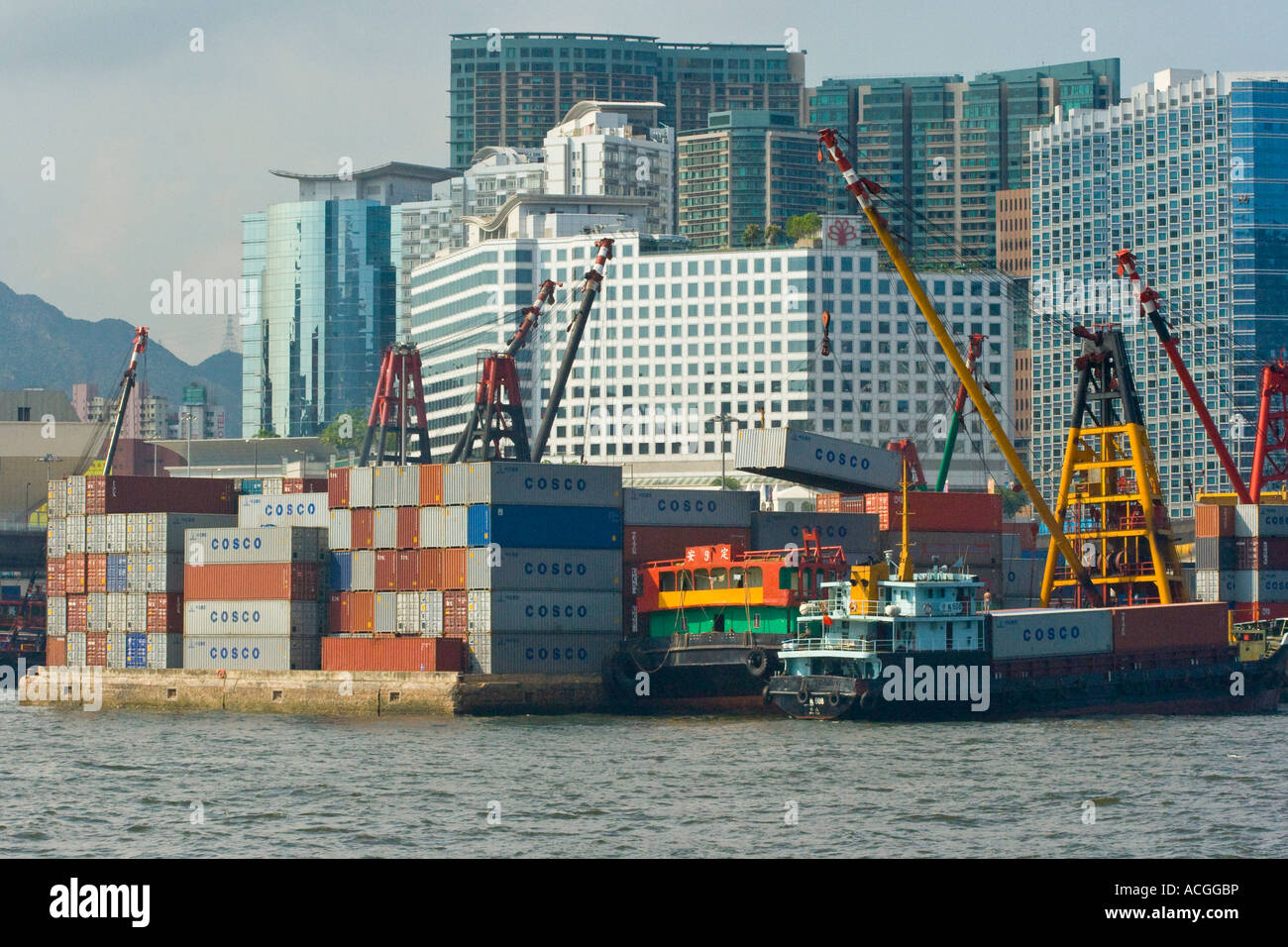 Schiff, geladen mit Cosco Shipping Container Kowloon Victoria Harbour Hongkong Stockfoto
