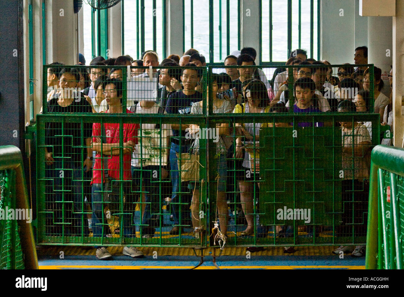 Passagiere warten hinter dem Tor an Bord der Star Ferry Central Pier Hong Kong SAR Stockfoto