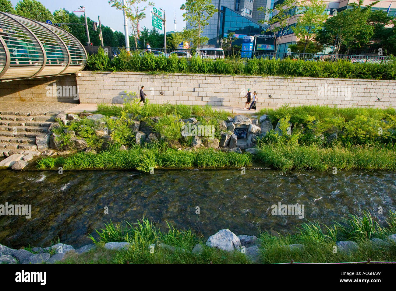 Seoul-Turm hinter Cheonggyecheon oder Cheonggye Stream Seoul Südkorea Stockfoto