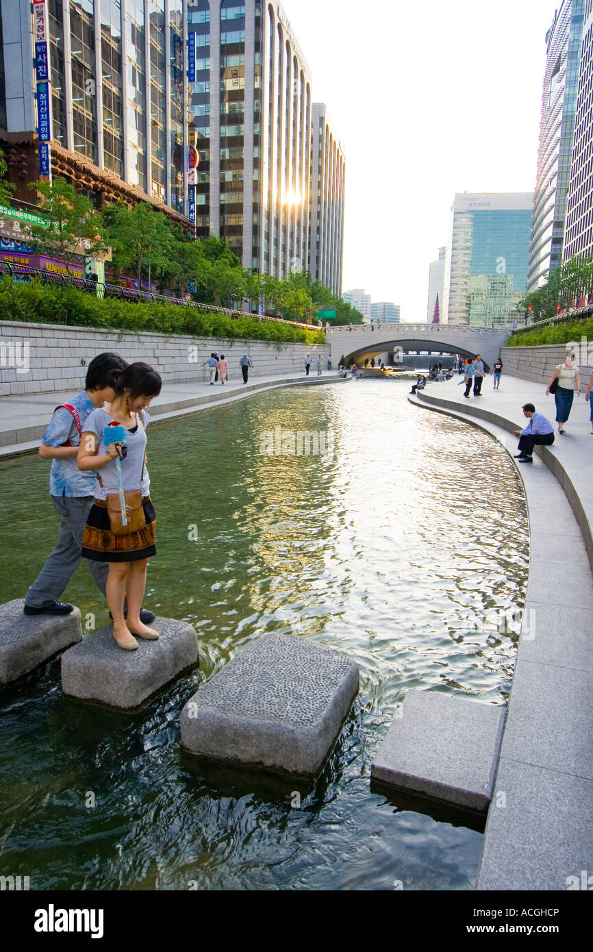 Junges Paar Kreuzung Cheonggyecheon oder Cheonggye Stream Seoul Südkorea Stockfoto