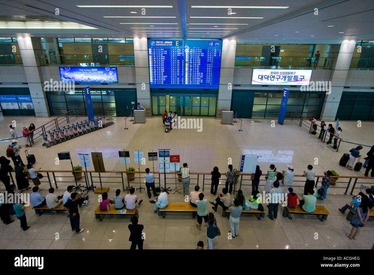 Menschen warten Ankünfte Gegend Grand Incheon International Airport ICN Seoul Südkorea Stockfoto